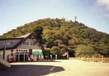 ケーブル駅と男体山