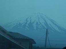 帰りのバスの中から辛うじて富士を撮った