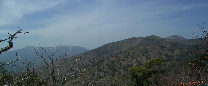 白笹山から茶臼とその左.大倉山.流石山