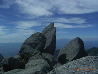 熊沢岳山頂の巨岩と木曾御岳