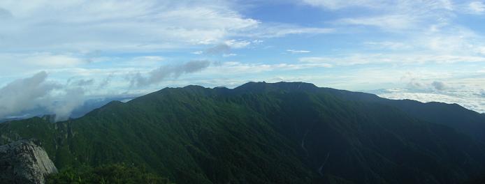 空木の登りから北方の縦走路を振り返る、奥は木曽駒宝剣、手前は熊沢岳から檜尾岳への稜線
