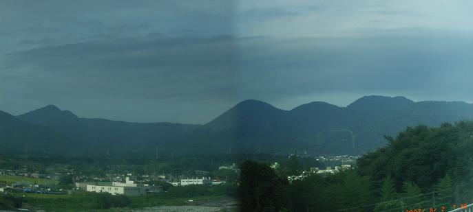 松田付近のバスの中から金時山と矢倉岳