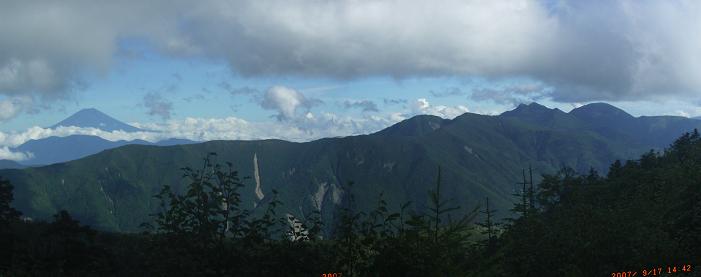 千枚小屋から富士の右に偃松尾山生木割山笊ヶ岳布引山