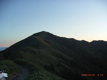 次郎笈峠の少し上で日の出時の剣山
