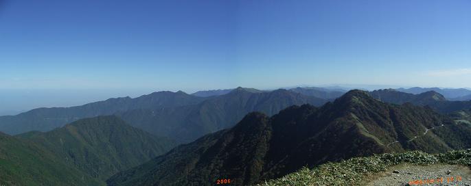 瓶ヶ森頂上から東方面.眼前は西黒森.後ろは笹ヶ峰と右に伊予富士