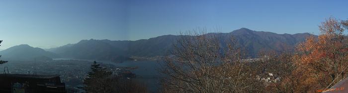 ロープウェイ富士見台駅から御坂山塊と河口湖.