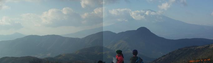 明神ヶ岳の頂上から富士と金時山.