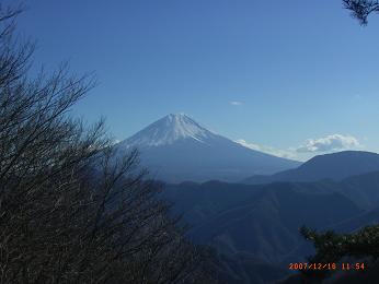 蛾ヶ岳頂上から富士山.右は竜ヶ岳