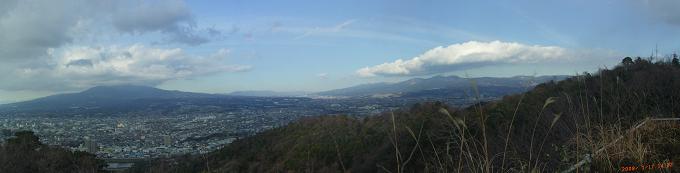 香貫山展望台から愛鷹山三国山と箱根