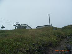 車山頂上のケーブル駅と避難所