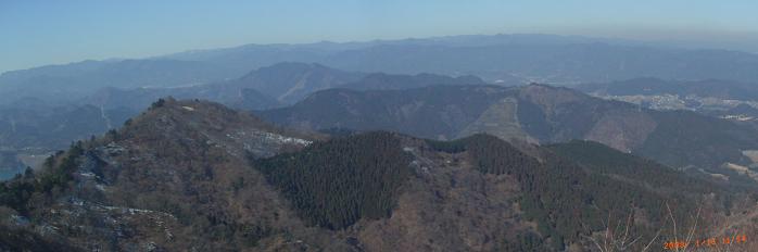 仏果山展望台から高取山とその右