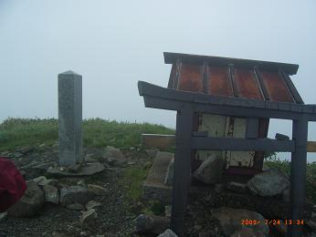 門内岳頂上の標識と神社