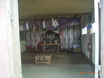 飯豊本山小屋の隣にある神社