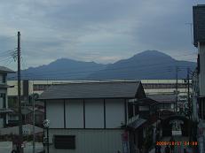 浦佐駅前から越後駒ヶ岳と八海山