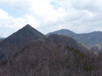 神座山から釈迦ガ岳、右は黒岳