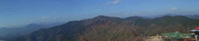 陣馬山頂上から扇山、権現山(後ろは小金沢大菩薩)、連行山、大岳山