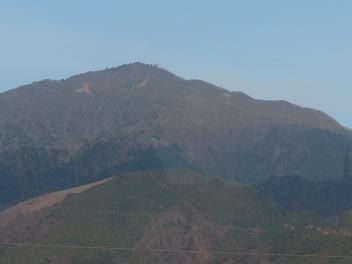 伊勢原から大山をズームで撮るとアンテナ塔が識別できる