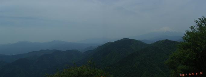 鍋割山頂上の10分手前、箱根、,愛鷹山と富士山、手前は檜岳と雨山
