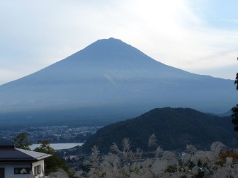 夕方の別荘地から、富士は終日雲がつかなかった