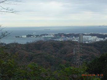畠山頂上から横須賀港、軍艦が見える