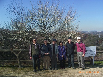 田浦梅林の二本だけ咲いた梅の前で記念写真
