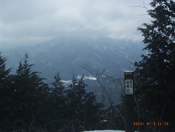 石老山頂上から丹沢は雲に覆われていた