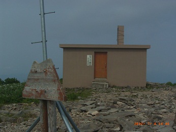 ニセコ頂上の標識と避難小屋