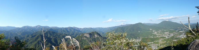 菊花山頂上から左の最高点は黒岳、その左手前に滝子山、右は百蔵山、扇山