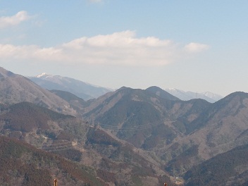 山頂の下からダルマ沢の頭の左が塔、右が三の塔、大山