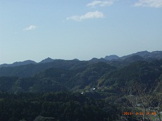 第3展望台から三角の御殿山、頂の平らな富山