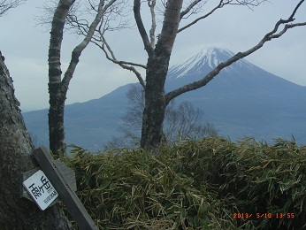 雨ヶ岳頂上の標識と富士