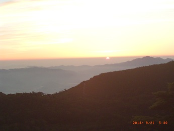御座山の左から日の出