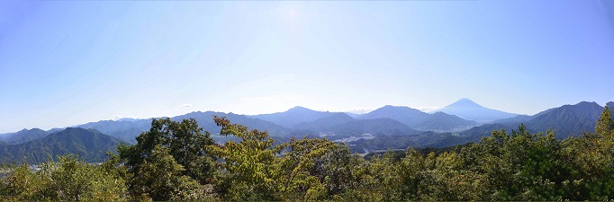 高川山頂上から倉岳山、九鬼山、朝日、、大室、今倉山、御正体、鹿留、杓子、富士、三ツ峠