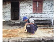 バヌワ、竹を編んでいる人