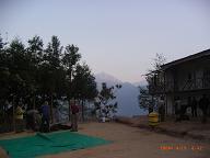 プルンバ小学校前のキャンプ地