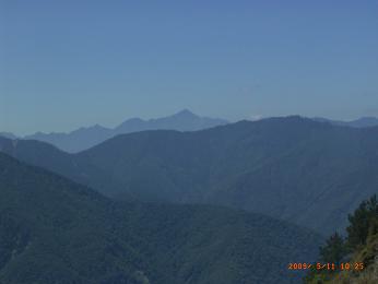 タタカ鞍部登山口から見えた山