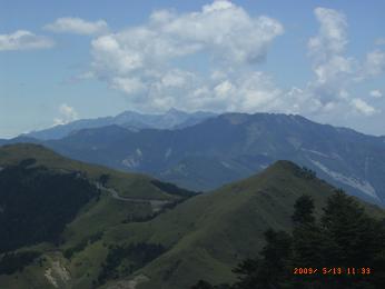 武嶺3275Mの峠から.中央の山は中央尖山と思われる