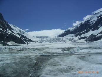 氷河の上からアサバスカ氷河の上流
